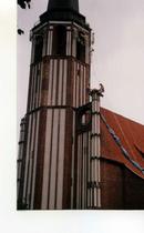 Prace elewacyjne na wieży kościoła