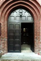 Wykonanie nowych drzwi wejściowych do kościoła