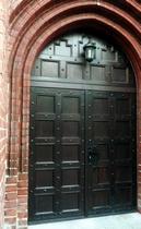 Wykonanie nowych drzwi wejściowych do kościoła